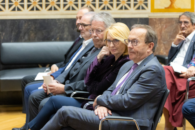 Erste Reihe von rechts: Zweiter Nationalratspräsident Peter Haubner (ÖVP),  Dritte Nationalratspräsidentin Doris Bures (SPÖ), Nationalratsabgeordneter a.D. Franz Hörl (ÖVP), Nationalratsabgeordneter a.D. Dietmar Keck (SPÖ), Nationalratsabgeordneter a.D. Maximilian Lercher (SPÖ)