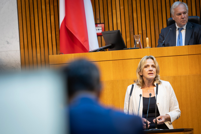 Am Redner:innenpult Nationalratsabgeordnete Dagmar Belakowitsch (FPÖ). Nationalratspräsident Walter Rosenkranz (FPÖ) am Präsidium