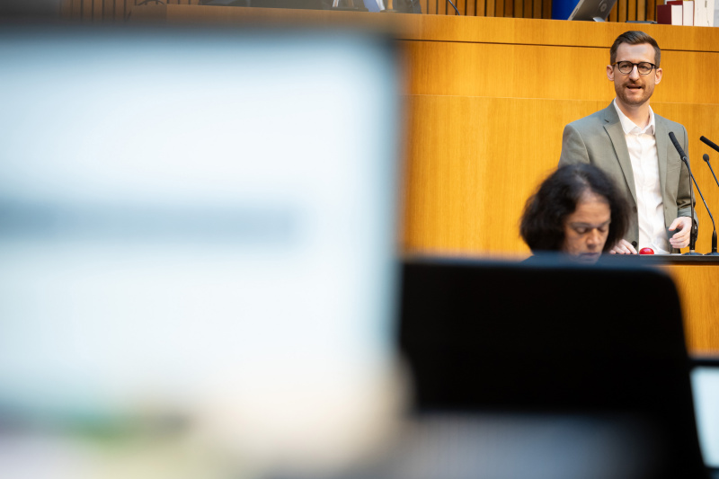 Am Redner:innenpult Nationalratsabgeordneter Johannes Gasser (NEOS)