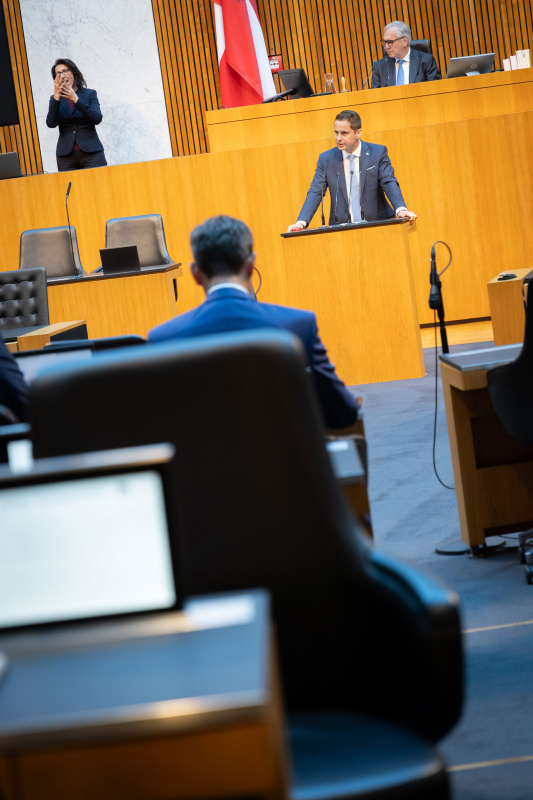 Am Redner:innenpult Nationalratsabgeordneter Lukas Brandweiner (ÖVP). Nationalratspräsident Walter Rosenkranz (FPÖ) am Präsidium