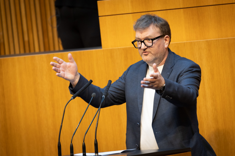 Am Redner:innenpultNationalratsabgeordneter Markus Koza (GRÜNE)