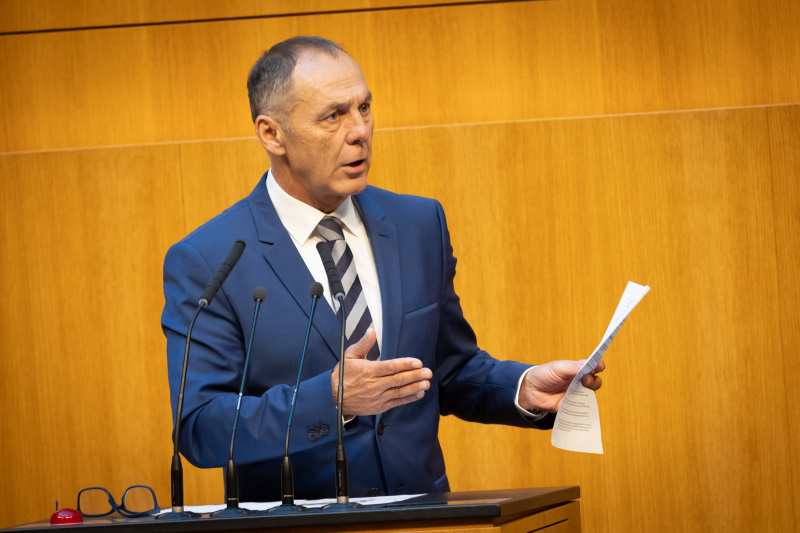 Am Redner:innenpult Nationalratsabgeordneter Peter Wurm (FPÖ).