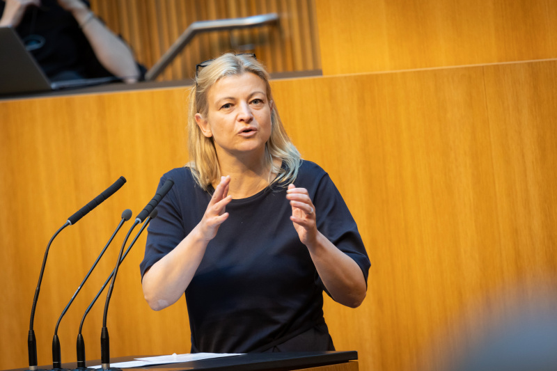 Am Redner:innenpult Nationalratsabgeordnete Barbara Teiber (SPÖ)