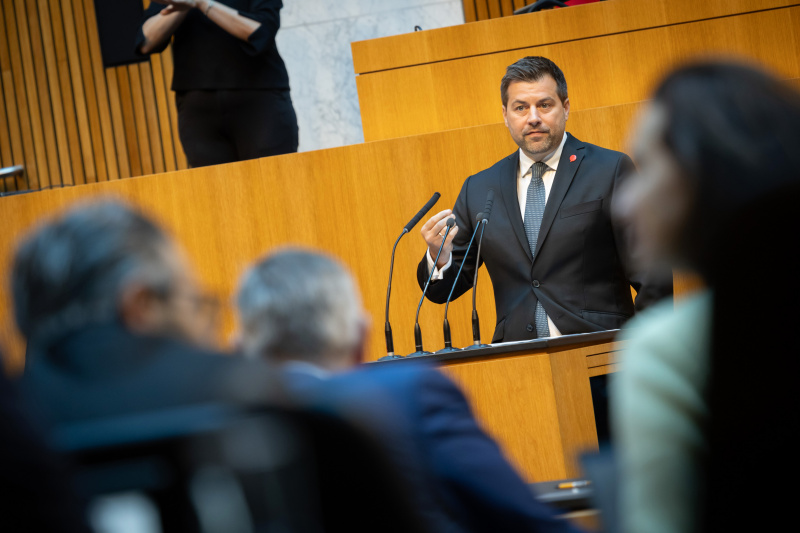 Am Redner:innenpult Nationalratsabgeordneter Michael Bernhard (NEOS)