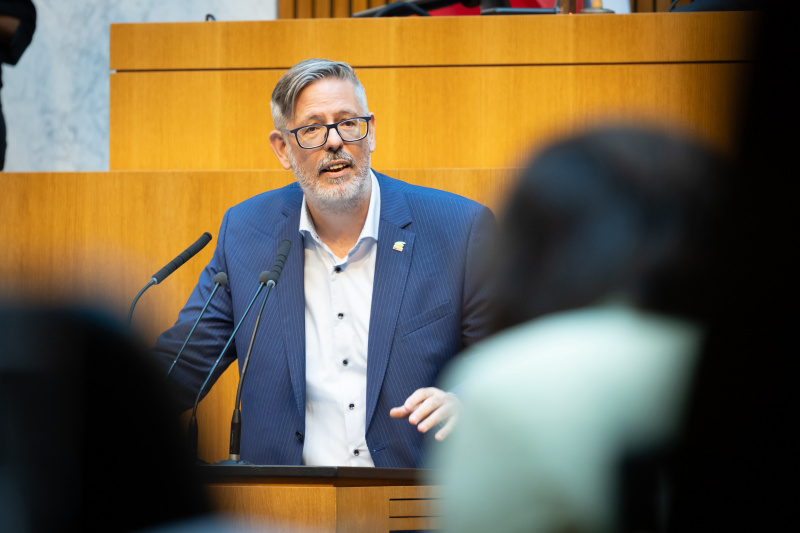Am Redner:innenpult Nationalratsabgeordneter Ralph Schallmeiner (GRÜNE)