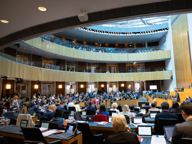 Zu Beginn der Sitzung debattierten die Abgeordneten über den Schutz von Arbeitnehmer:innen.