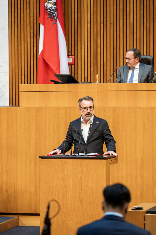 Am Rednerinnenpult Nationalratsabgeordneter Manfred Sams (SPÖ)