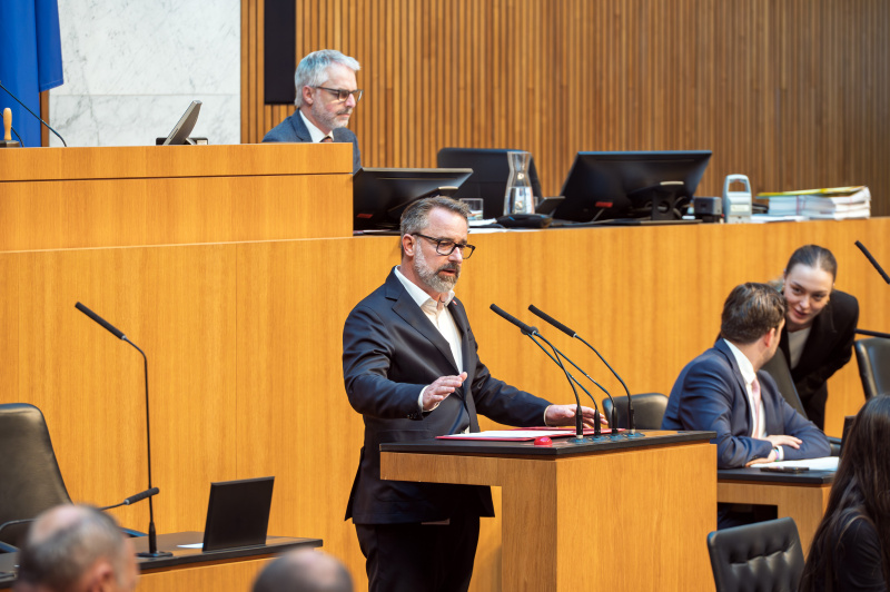 Am Rednerinnenpult Nationalratsabgeordneter Manfred Sams (SPÖ)