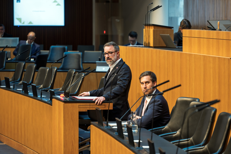 Am Rednerinnenpult Nationalratsabgeordneter Manfred Sams (SPÖ)