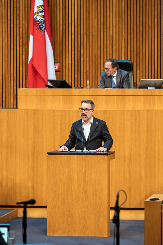 Am Rednerinnenpult Nationalratsabgeordneter Manfred Sams (SPÖ)