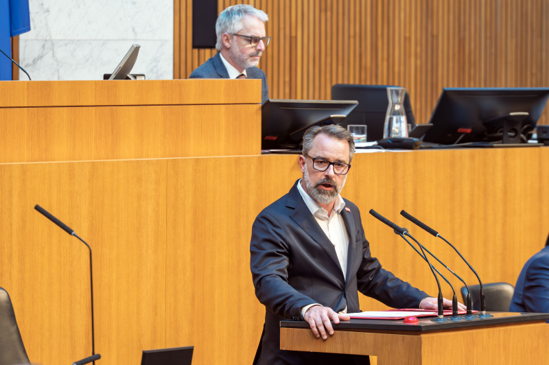 Am Rednerinnenpult Nationalratsabgeordneter Manfred Sams (SPÖ)