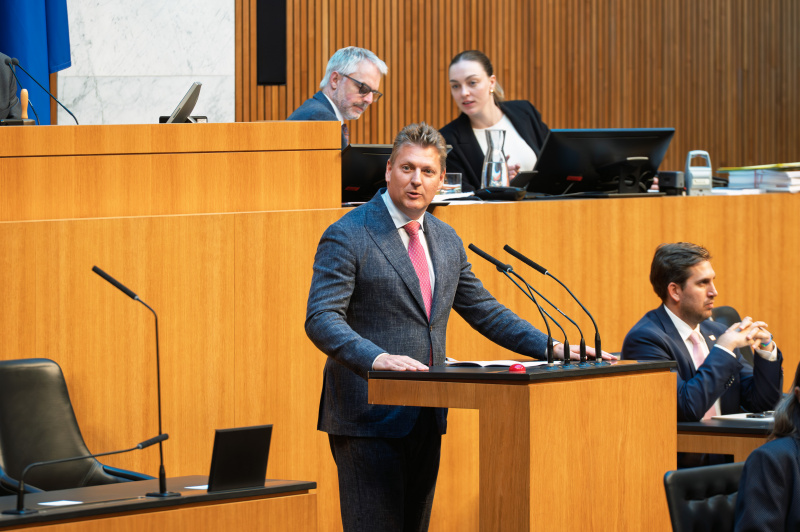 Am Redner:innenpult Nationalratsabgeordneter Markus Tschank (FPÖ)