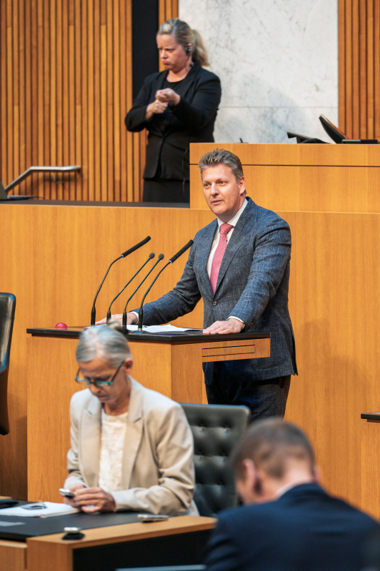 Am Redner:innenpult Nationalratsabgeordneter Markus Tschank (FPÖ)