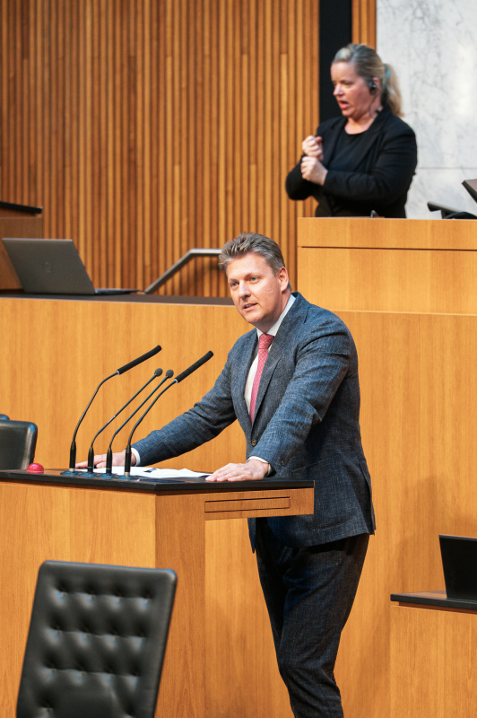 Am Redner:innenpult Nationalratsabgeordneter Markus Tschank (FPÖ)