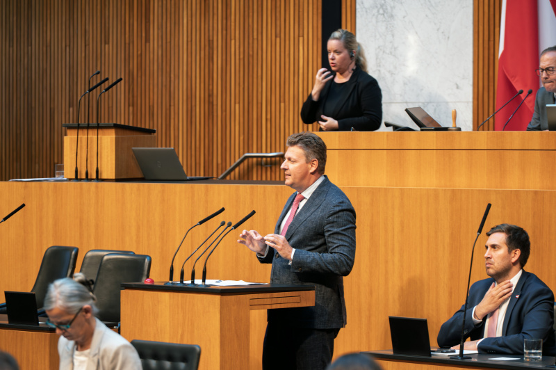 Am Redner:innenpult Nationalratsabgeordneter Markus Tschank (FPÖ)