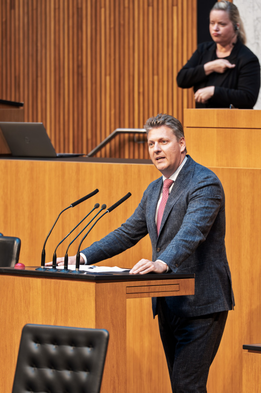 Am Redner:innenpult Nationalratsabgeordneter Markus Tschank (FPÖ)