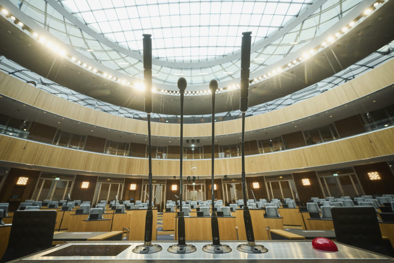 Blick vom Redner:innenpult ins Plenum