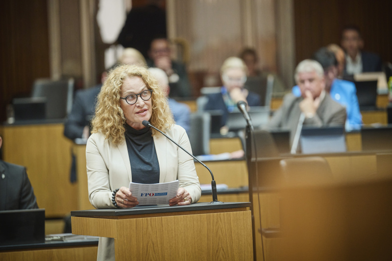 Fragestunde. Nationalratsabgeordnete Marie-Christine Giuliani-Sterrer (FPÖ)