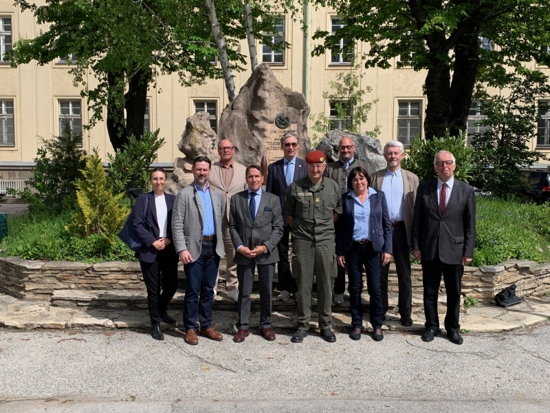 Aus Anlass der außerordentlichen Beschwerde eines Grundwehrdieners über angeblich desolate Unterkunfts- und Sanitärbereiche in der Starhemberg Kaserne in Wien führte die Parlamentarische Bundesheerkommission am 22. April 2025 bei der Führungsunterstützungsschule einen Prüfbesuch durch