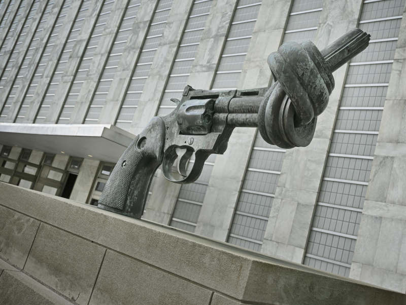 Pistole mit verknotetem Lauf. \x22Non Violence\x22 - Kunstwerk von Carl Fredrik Reuterswärd vor dem UNO Gebäude in New York2