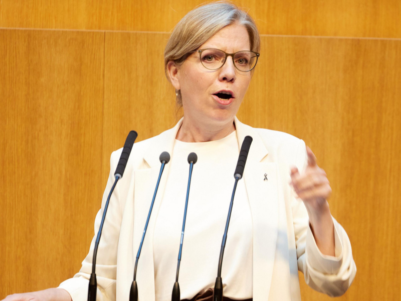 Am Redner:innenpult: Nationalratsabgeordnete Leonore Gewessler (GRÜNE)