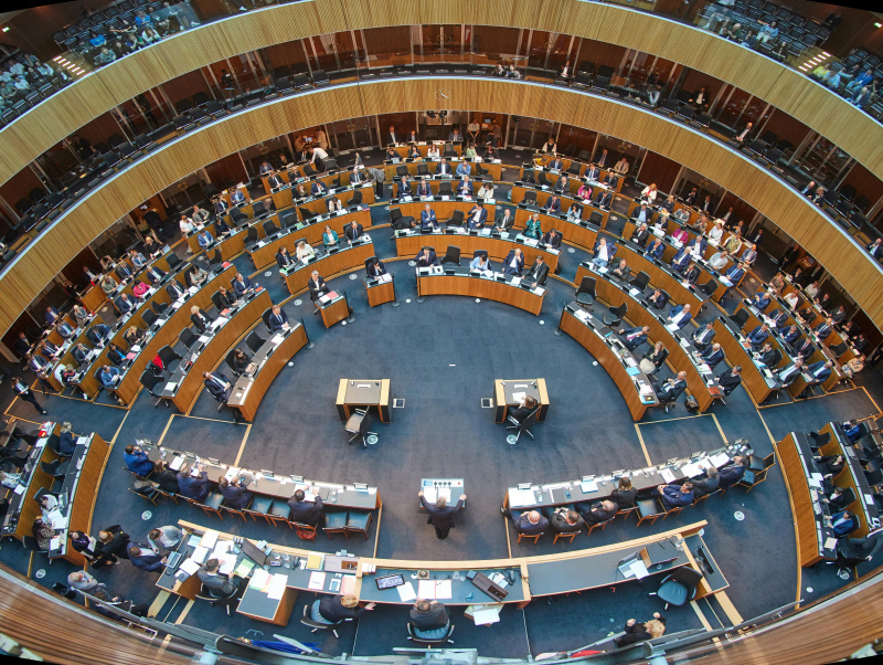 Blick vom Fenster über dem Adler ins Plenum