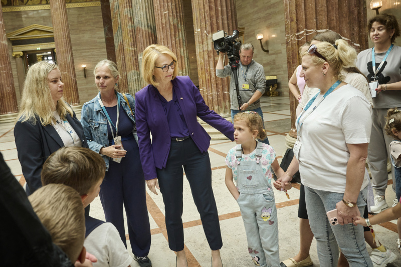 Dritte Nationalratspräsidentin Doris Bures (SPÖ) (3. von lisnk) mit ukrainischen Kindern und deren Müttern