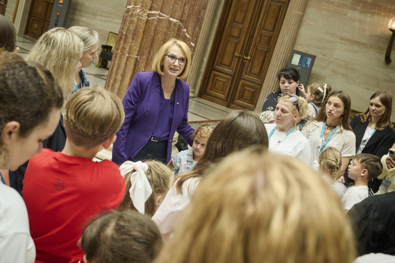 Dritte Nationalratspräsidentin Doris Bures (SPÖ) (Mitte) mit ukrainischen Kindern und deren Müttern