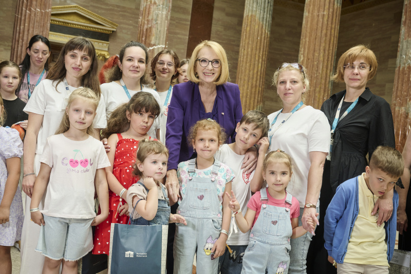 Gruppenfoto. Dritte Nationalratspräsidentin Doris Bures (SPÖ) (Mitte) mit ukrainischen Kindern und deren Müttern