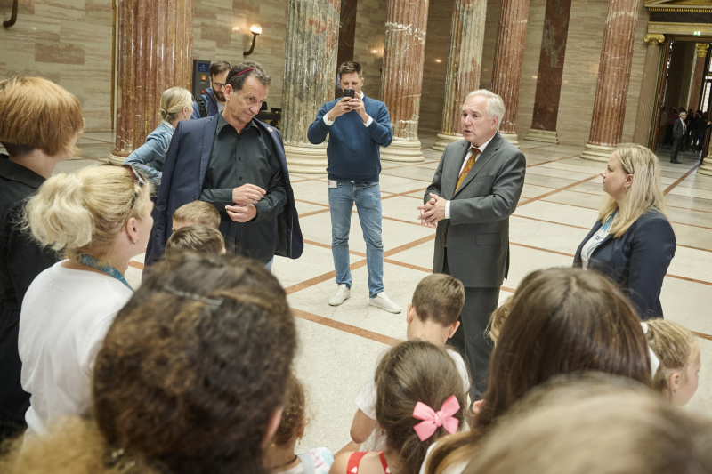 Nationalratspräsident Walter Rosenkranz (FPÖ) (2. von links) mit ukrainischen Kindern und deren Müttern