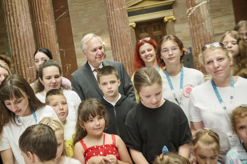 Gruppenfoto. Nationalratspräsident Walter Rosenkranz (FPÖ) mit ukrainischen Kindern und deren Müttern