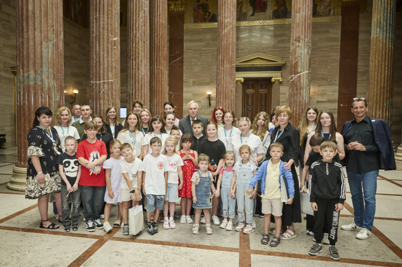 Gruppenfoto. Nationalratspräsident Walter Rosenkranz (FPÖ) (Mitte) mit ukrainischen Kindern und deren Müttern
