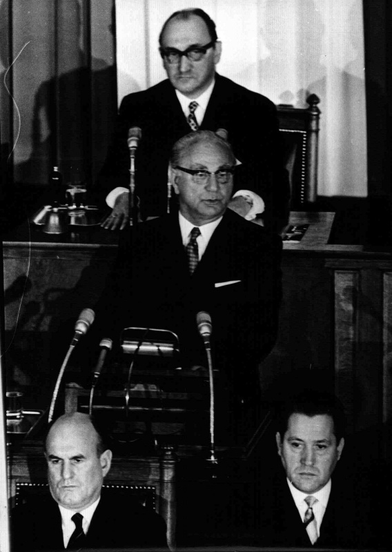 Bundespräsident Franz Jonas (SPÖ) am Rednerpult, direkt vor ihm Bundeskanzler Josef Klaus (ÖVP), hinter ihm Nationalratspräsident Alfred Maleta (ÖVP)