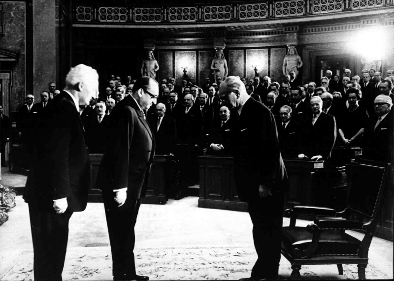 Bundespräsident Franz Jonas (Jonas) (rechts) verbeugt sich ebenso wie die Nationalratspräsidenten Alfred Maleta (ÖVP) und Dritter Nationalratspräsident Josef Wallner, im Hintergrund Parlamentarier