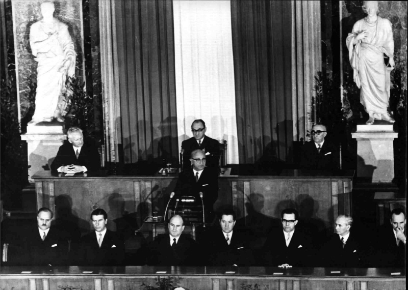 Bundespräsident Jonas am Rednerpult, hinter ihm die drei Nationalratspräsidenten, vor ihm Mitglieder der Bundesregierung