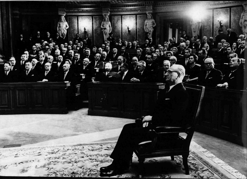 Bundespräsident Franz Jonas (SPÖ) als Zuhörer sitzend, hinter ihm Parlamentarier im Halbrund