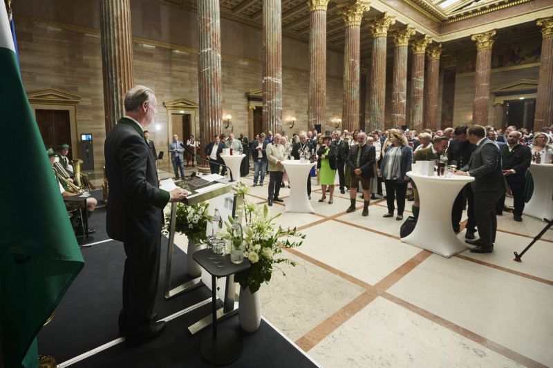 Grußworte. Landtagspräsident der Steiermark Gerald Deutschmann. Blick Richtung Veranstaltungsteilnehmer:innen