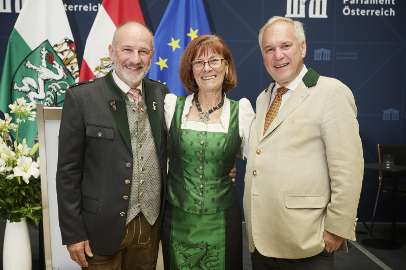 Von links: Bundesratspräsident Peter Samt (FPÖ), Nationalratsabgeordnete Andrea Schartel (FPÖ), Nationalratspräsident Walter Rosenkranz (FPÖ)