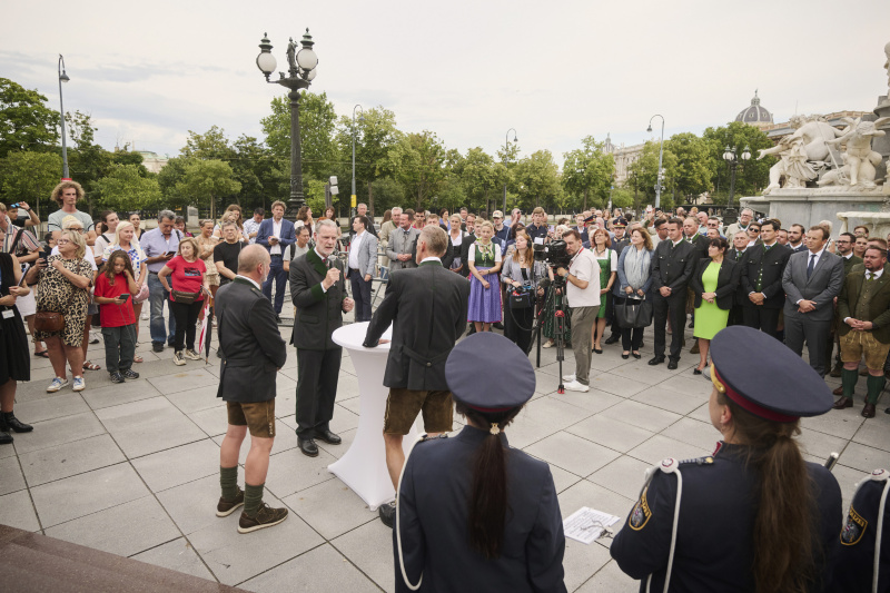 Landtagspräsident der Steiermark Gerald Deutschmann. Blick Richtung Veranstaltungsteilnehmer:innen