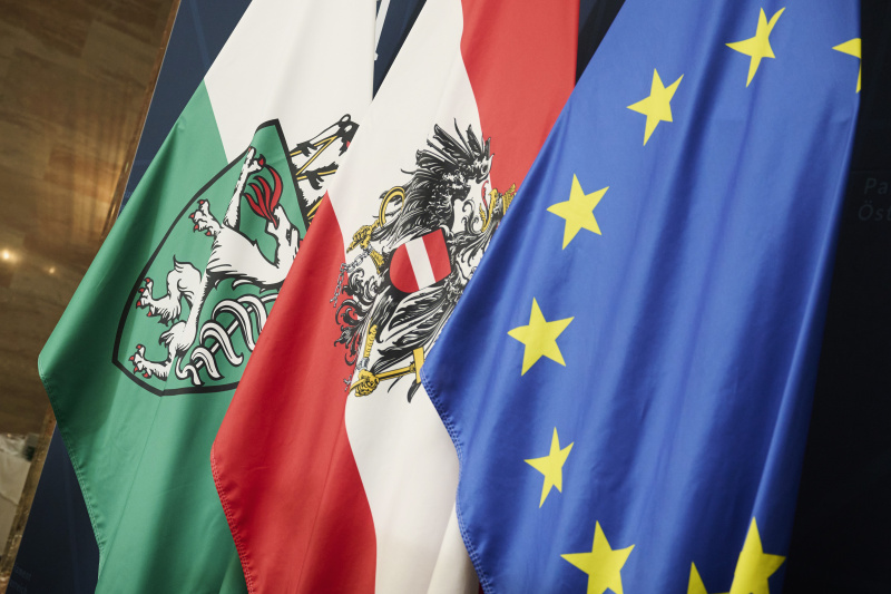 Fahnen in der Säulenhalle