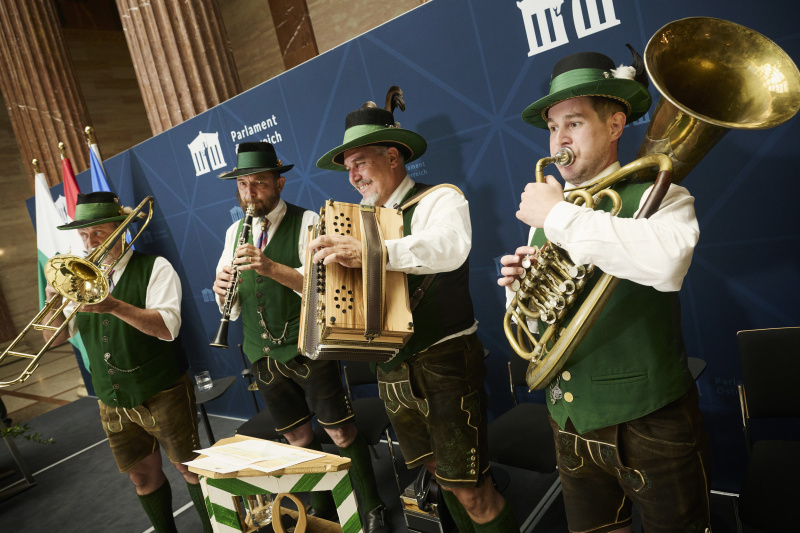 Musikalische Untermalung. Fuchsbartl-Banda