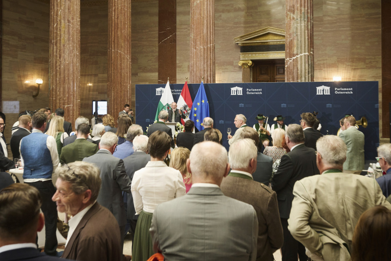 Begrüßung. Bundesratspräsident Peter Samt (FPÖ). Blick Richtung Veranstaltungsteilnehmer:innen
