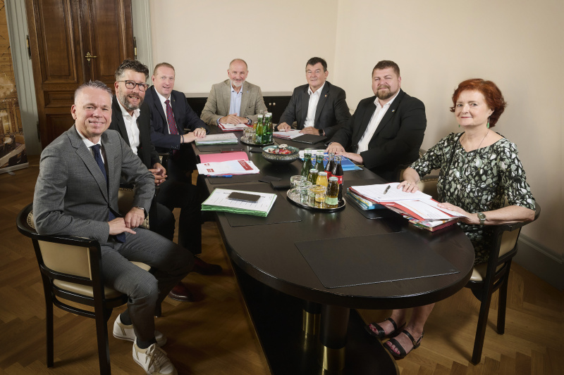 Von links: Bundesrat Harald Himmer (ÖVP), Bundesrat Christian Fischer (SPÖ), Bundesratsvizepräsident Günther Ruprecht (ÖVP), Bundesratspräsident Peter Samt (FPÖ), Bundesratsvizepräsident Michael Wanner (SPÖ), Bundesrat Andreas Spanring (FPÖ), Bundesratsdirektorin Susanne Bachmann