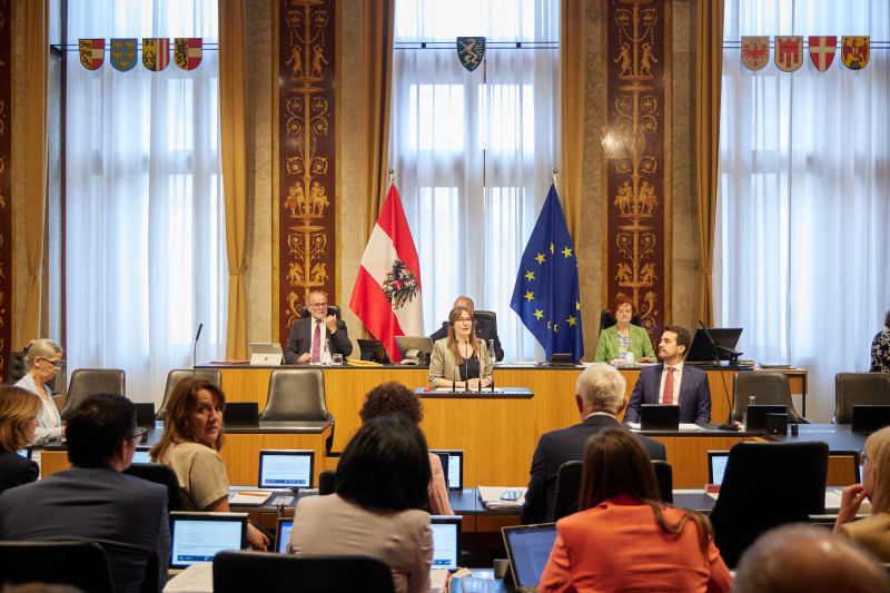 Am Redner:innenpult: Bundesrätin Julia Deutsch (NEOS)