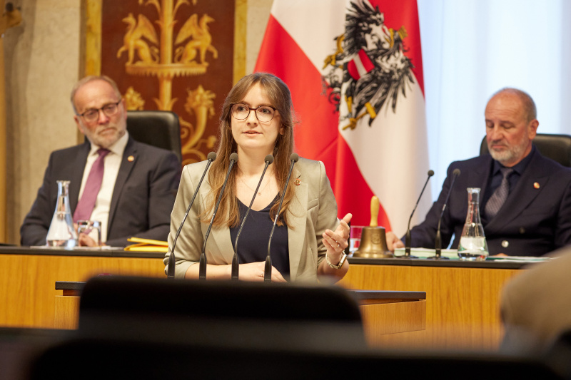 Am Redner:innenpult: Bundesrätin Julia Deutsch (NEOS)