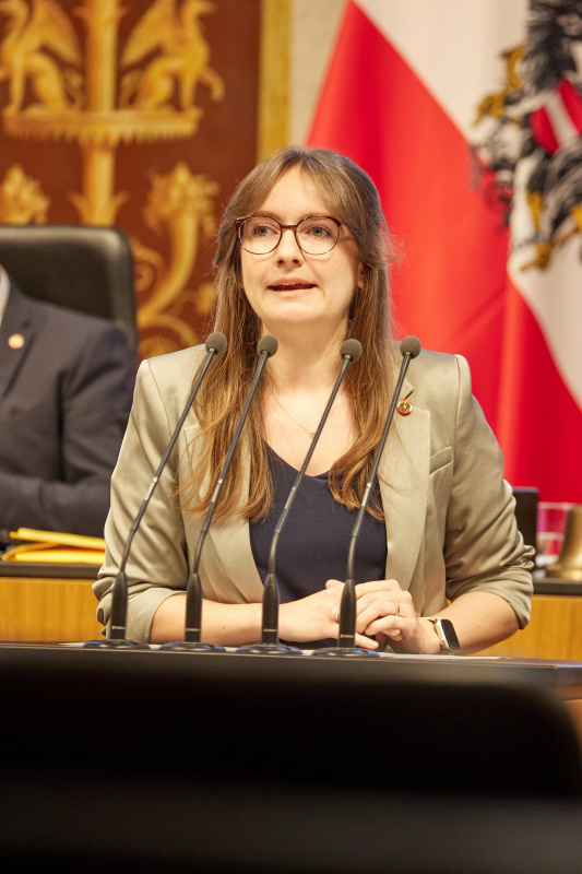 Am Redner:innenpult: Bundesrätin Julia Deutsch (NEOS)
