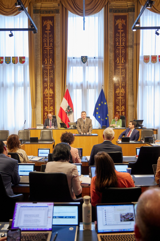 Am Redner:innenpult: Bundesrat Nikolaus Amhof (FPÖ)