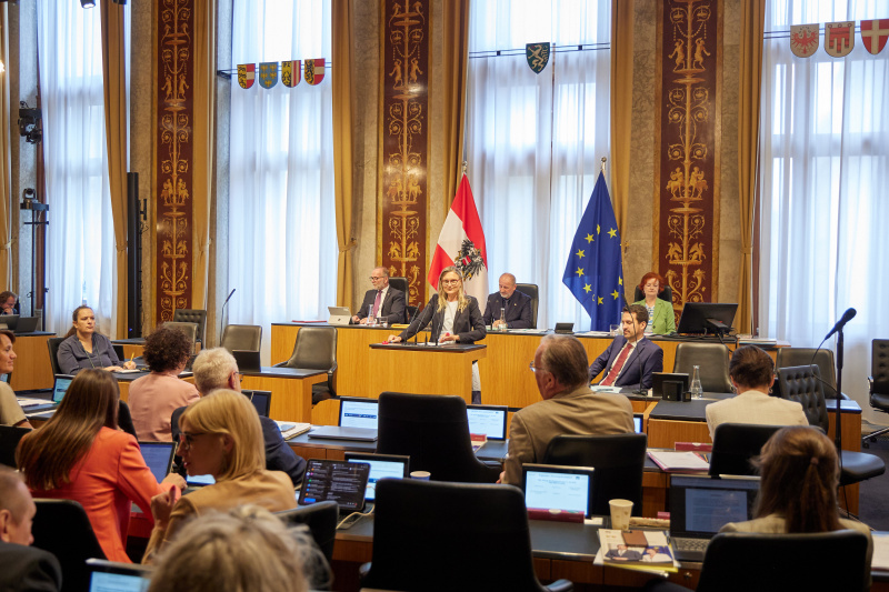 Am Redner:innenpult: Bundesrätin Claudia Hauschildt-Buschberger (GRÜNE)