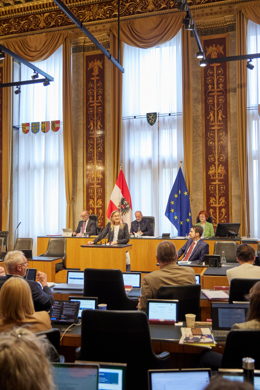 Am Redner:innenpult: Bundesrätin Claudia Hauschildt-Buschberger (GRÜNE)