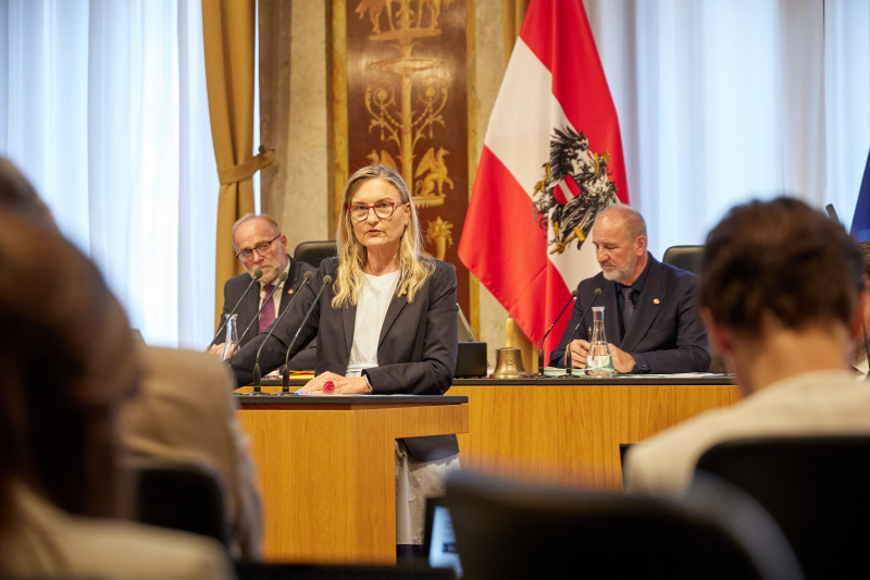 Am Redner:innenpult: Bundesrätin Claudia Hauschildt-Buschberger (GRÜNE)